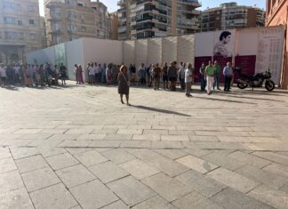 Colas en La Malagueta para adquirir entradas para la Feria 2024