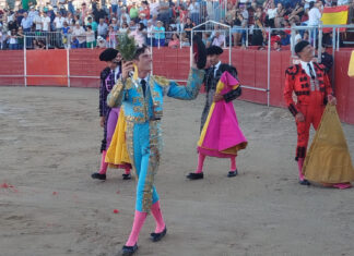 Francisco Morales corta una oreja en Recas