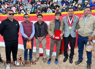 Santana Claros recibe el Escapulario de triunfador de la Feria de Recuay