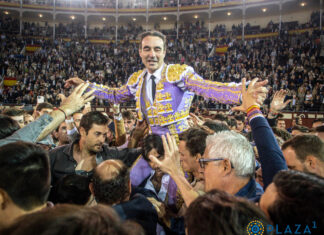 Enrique Ponce y su gente de Málaga en su despedida de Las Ventas