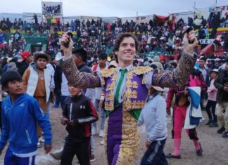 Santana Claros sigue con el pleno en Perú y corta dos orejas en Asillo