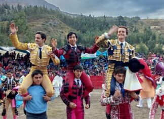 Julio Alguiar, a hombros con Juan del Álamo y Lama de Góngora