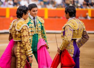 Julio Alguiar saluda una ovación en su presentación en Lima