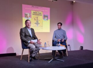 Fortes acompaña a Miguel Aranguren en la presentación de ‘Toros para antitaurinos’