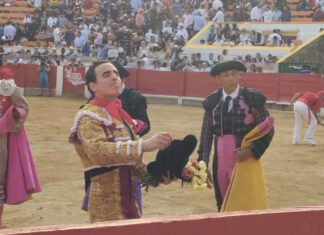 Galdós tiene que salir a pie en San Cristóbal pese a cortar una oreja