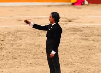 Trofeo para Julio Alguiar en el Festival Internacional de Paiján