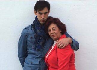 Mary Fortes acude con su hijo al Club Cocherito por el Día de la Mujer