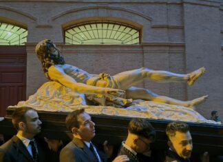 La Hermandad del Descendimiento realiza su traslado junto al coso taurino