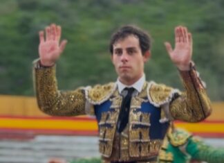 Ignacio Candelas sigue su racha con otra Puerta Grande en Ubrique