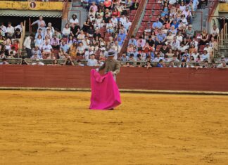 Pepe Martín Cuesta pasea un trofeo en la Becerrada Homenaje a la Mujer Cordobesa