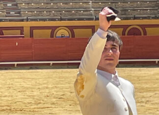 José Daniel Escolano debuta en público cortando una oreja en Algeciras