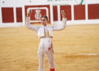 Olga Casado impacta por su elegancia en la Feria de Primavera de Antequera