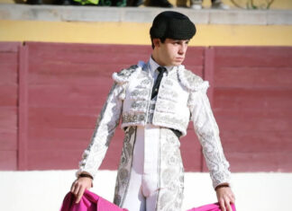 Candelas corta una oreja ante un áspero lote en La Línea de la Concepción