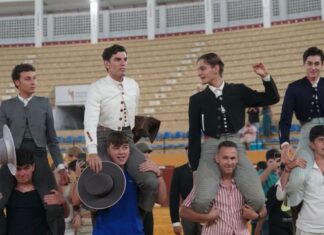 Javier Orozco sale a hombros con los alumnos de las escuelas malagueñas en su Clase Magistral en Marbella