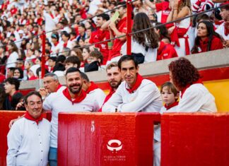 Fortes vive en familia la llegada de los toros de La Palmosilla a la plaza en el encierro (Vídeo)