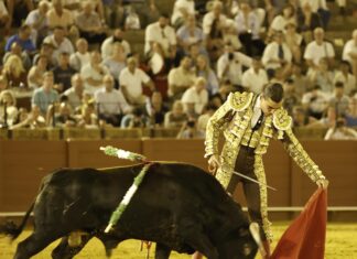 El rondeño Manuel Díaz saluda una ovación en la nocturna de Sevilla
