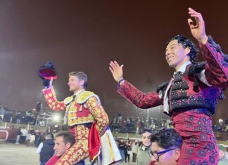 Julio Alguiar acompaña a Lama de Góngora por la Puerta Grande en Torokuna
