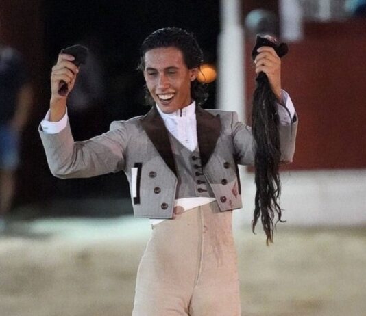 Miguel Rayo pasea un rabo en el festejo del Interprovincial en Benamocarra