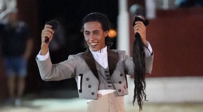 Miguel Rayo pasea un rabo en el festejo del Interprovincial en Benamocarra