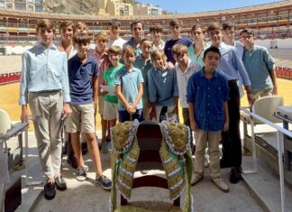 Juan Ortega compartió en Málaga una mañana con la primera peña infantil taurina de España
