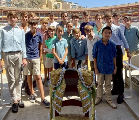 Juan Ortega compartió en Málaga una mañana con la primera peña infantil taurina de España