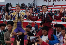 Julio Alguiar sale a hombros con Lama de Góngora en Huamachuco