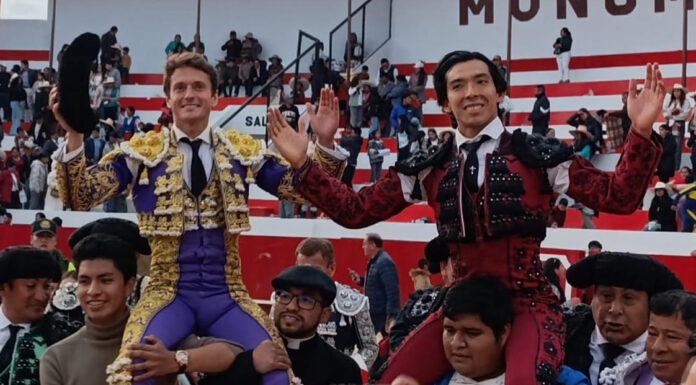 Julio Alguiar sale a hombros con Lama de Góngora en Huamachuco