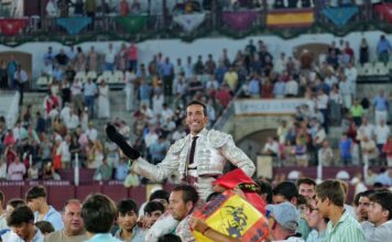 David de Miranda revienta la Feria de Málaga cortando tres orejas de ley