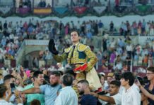 Daniel Luque se inventa un faenón de raza y quietud para salir a hombros de La Malagueta