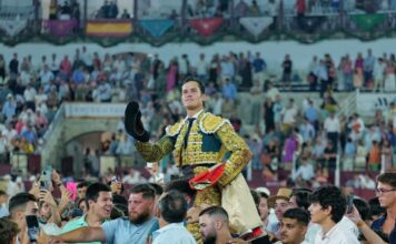 Daniel Luque se inventa un faenón de raza y quietud para salir a hombros de La Malagueta